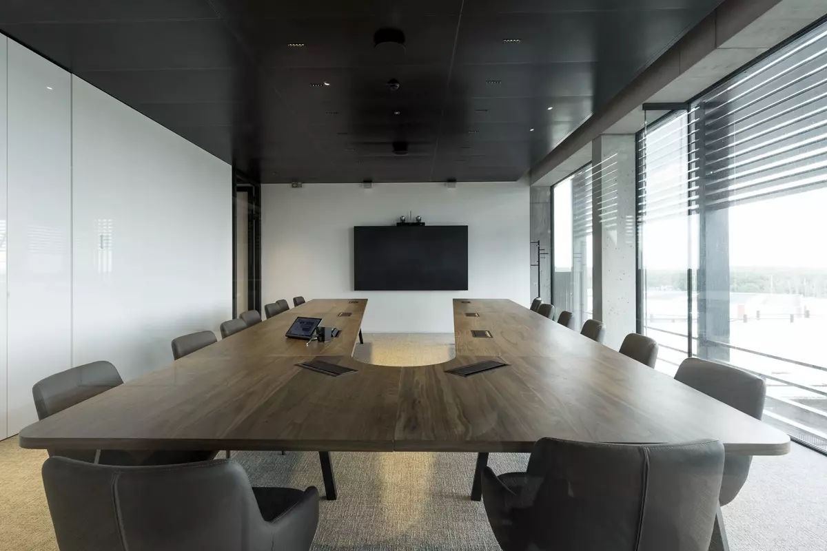 op maat gemaakte vergadertafel met audiovisuele ondersteuning
