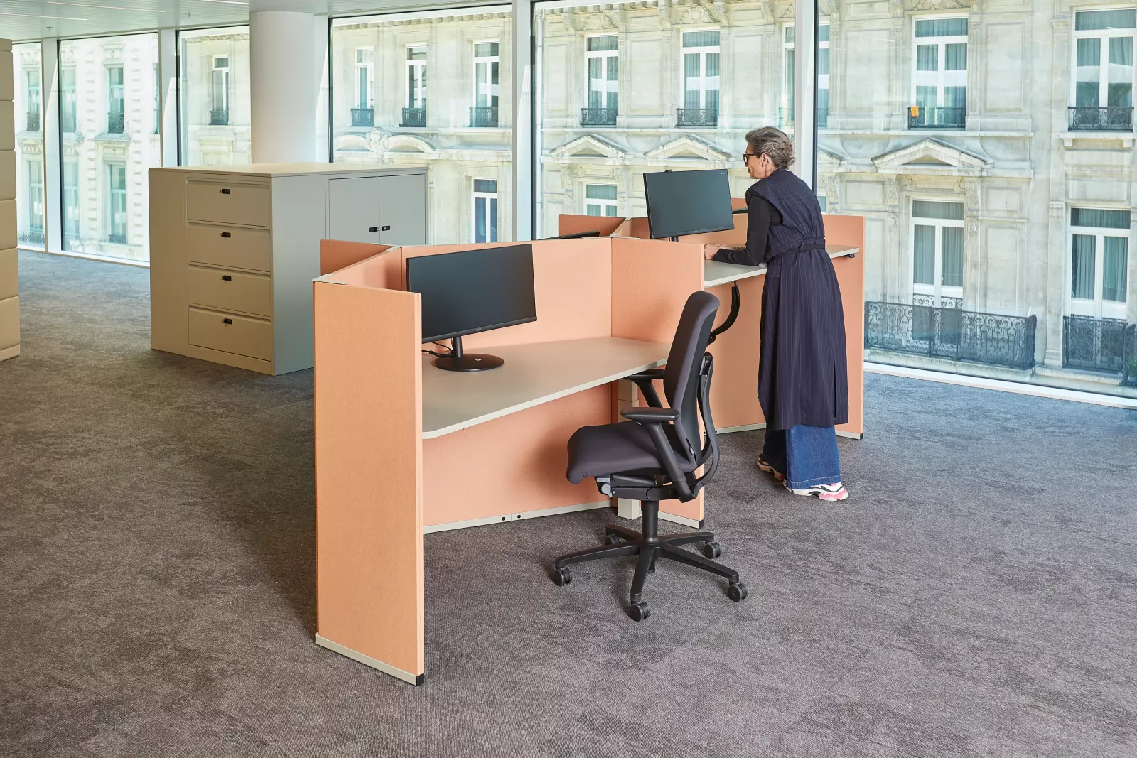 Moderne kantoorruimte met verstelbare, ergonomische werkplekken in een open omgeving. 